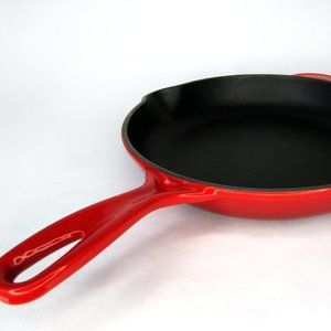 Le Creuset classic skillet #23 in cerise. Gorgeous color! EUC